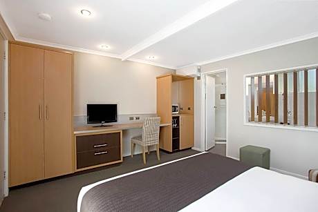 Executive Queen Spa Suite with Whirlpool - Non-smoking
