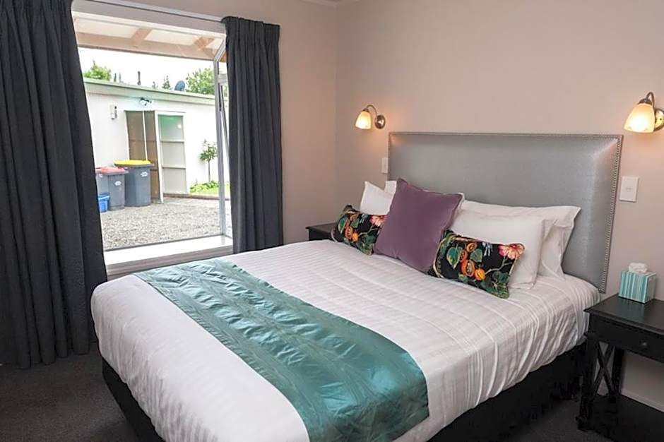 Mountain Chalets Motel