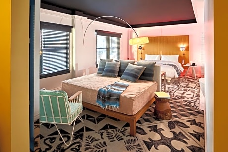 XXL Mama Suite Hollywood with Hills View