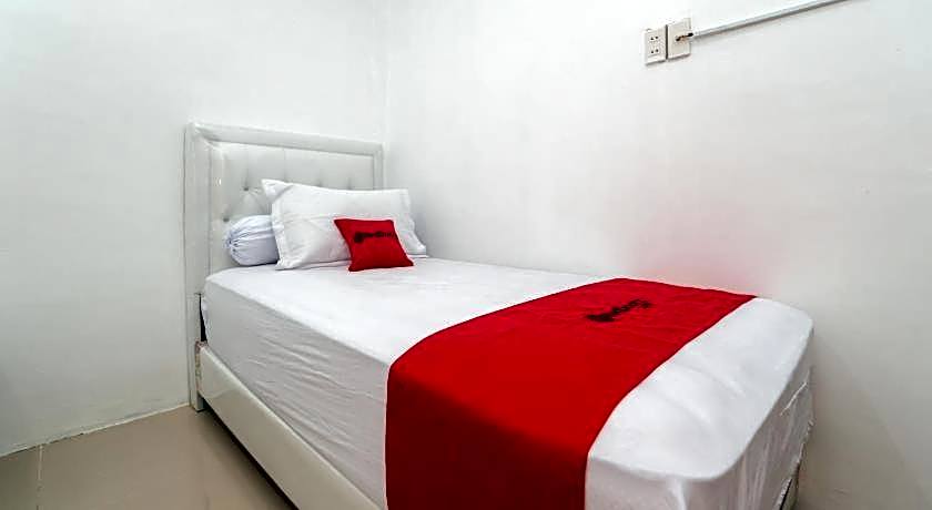 RedDoorz Syariah near Pelabuhan Ulee Lheue Banda Aceh