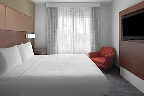 2 Bedroom Suite, Bedroom 1: 1 King, Bedroom 2: 2 Queen, Sofa bed