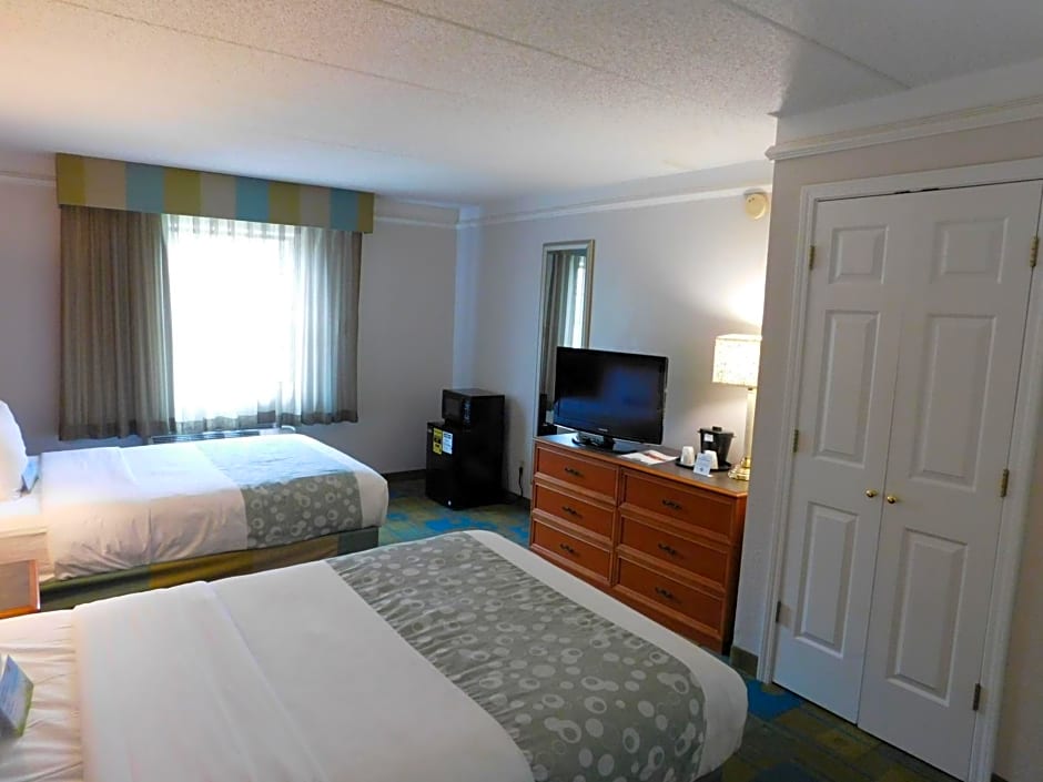 Days Inn & Suites by Wyndham Schaumburg- Woodfield Mall