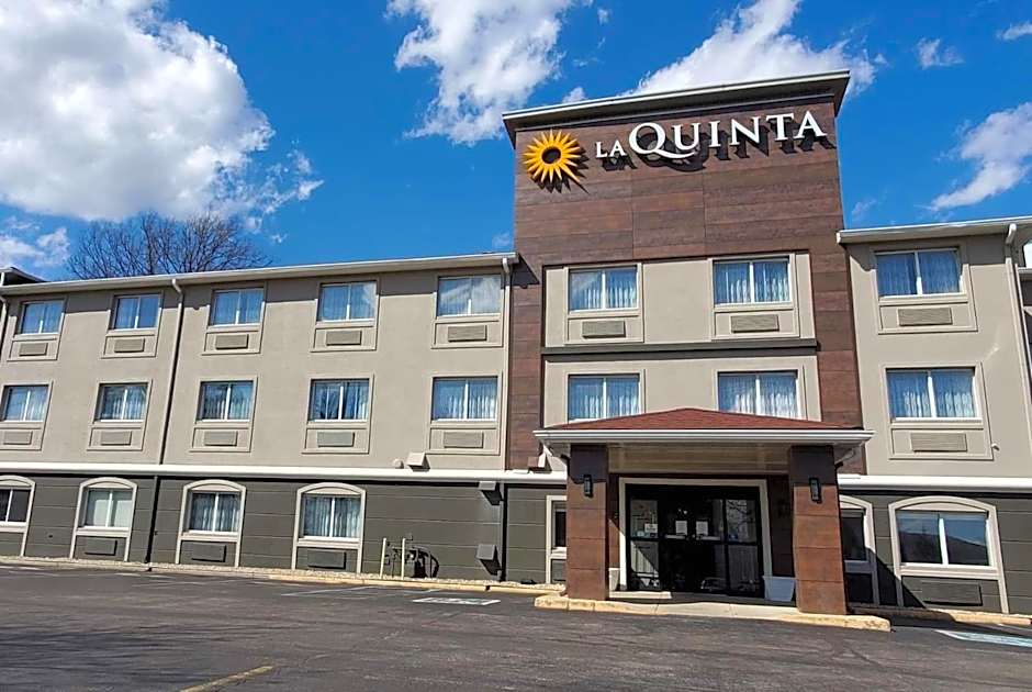 La Quinta Inn & Suites by Wyndham Indianapolis North At Pyramids