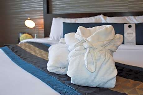 Two Queen Beds with Jetted Tub and Pullout