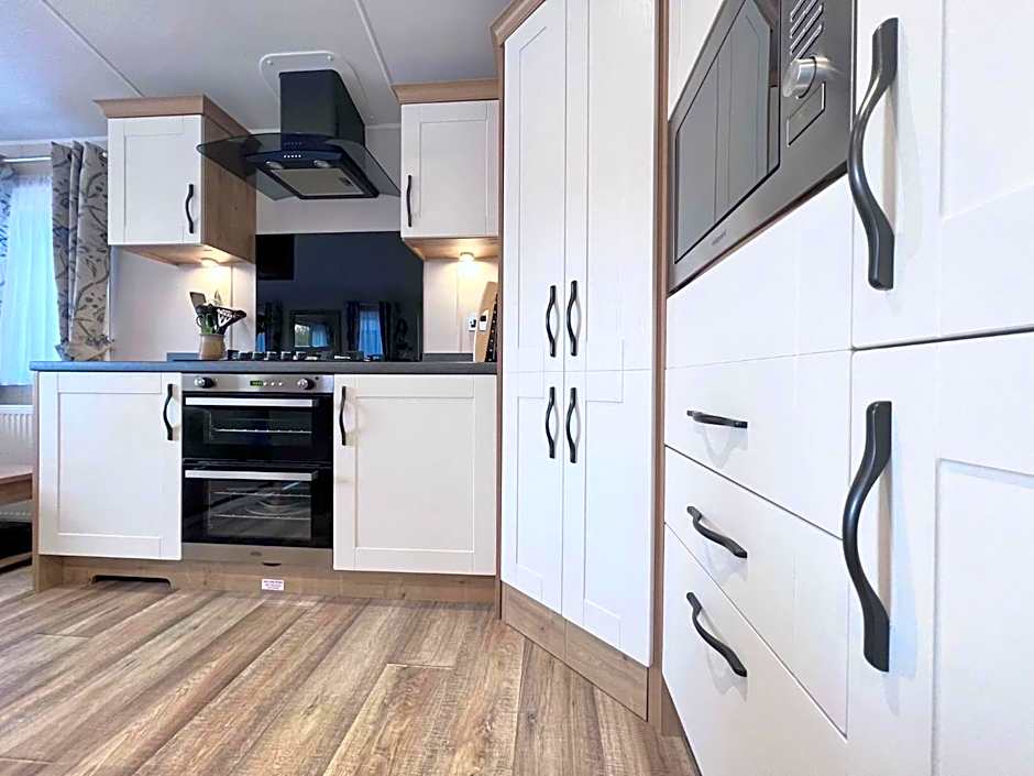 Lakeside Dorchester Lodge - Hot Tub with Fishing Peg