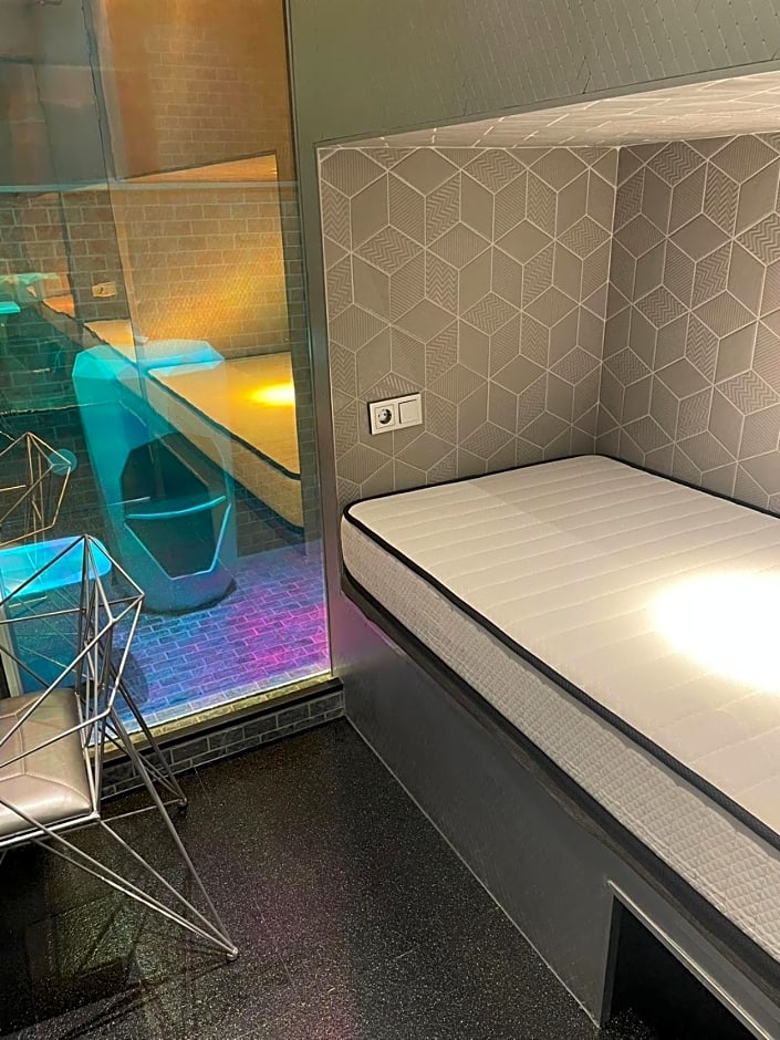 Diamond Capsule Hotel Amsterdam South