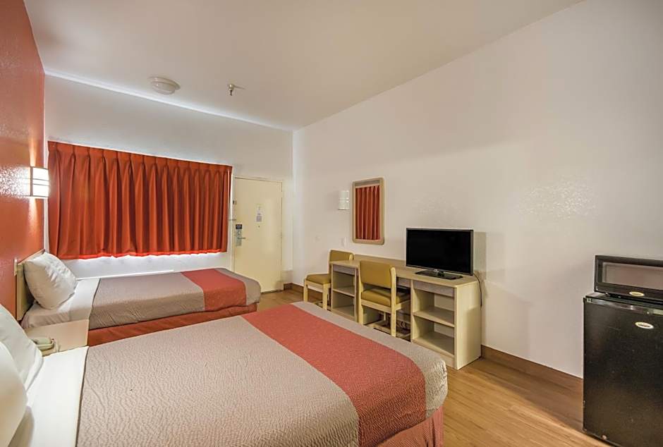Photo 1 of 5 of 2 Double Beds, Smoking