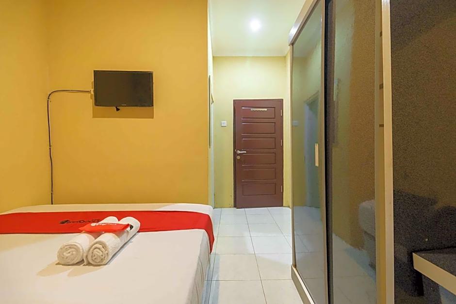 RedDoorz Syariah near Jam Gadang Bukittinggi 2