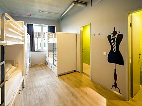 Bed in 6-Bed Female Dormitory Room with Private Bathroom