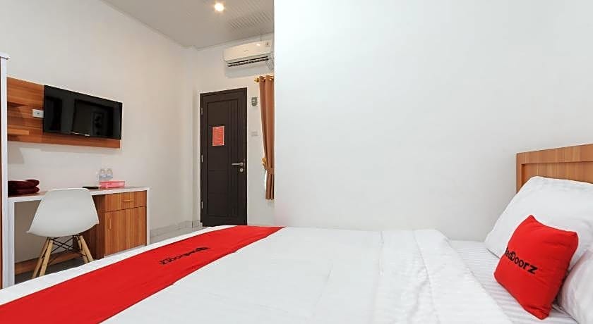 RedDoorz Plus Syariah near Mall Boemi Kedaton Lampung