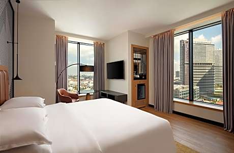 Premium Corner King Room with City View