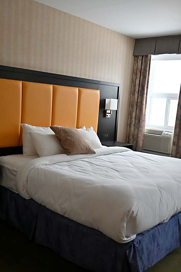 Photo 1 of 5 of 1 Queen Bed