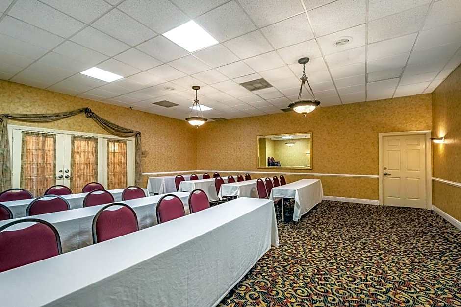 Clarion Inn & Suites Central Clearwater Beach