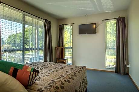 One-Bedroom Apartment with Queen and Double bed