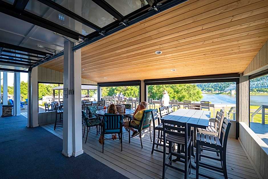 Riverboat Inn & Suites