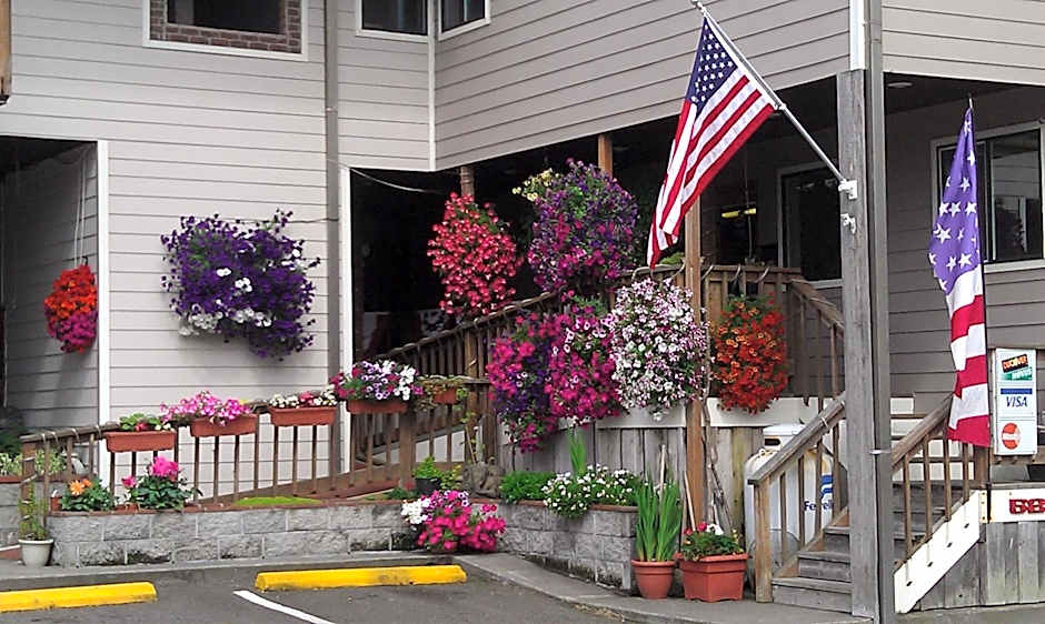Tradewinds Motel