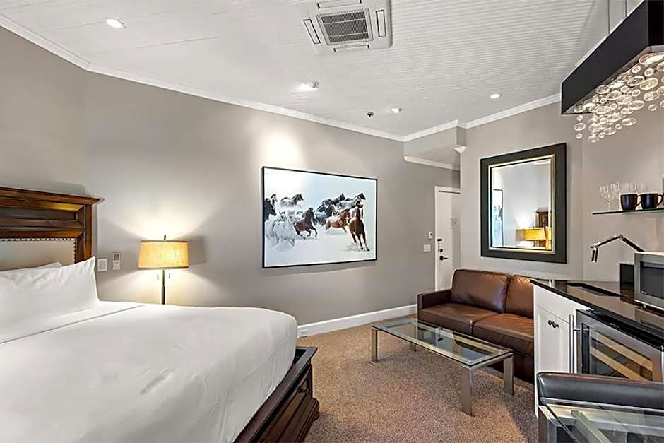 Independence Square 302, Top Floor Stylish Hotel Room with Wet Bar, A/C, in Downtown Aspen