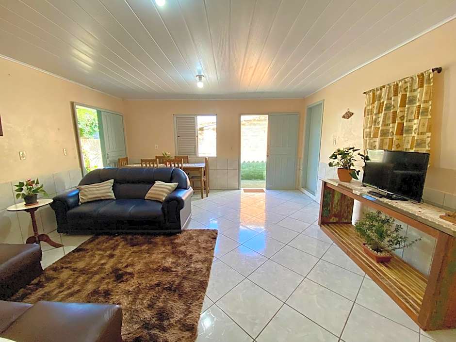 Ambiente ideal para famílias, casa conjulgada com Wi-Fi rápido, cozinha exclusiva e equipada, varanda com churrasqueira - A apenas 1 km da praia e 5 km da charmosa Praia da Vila