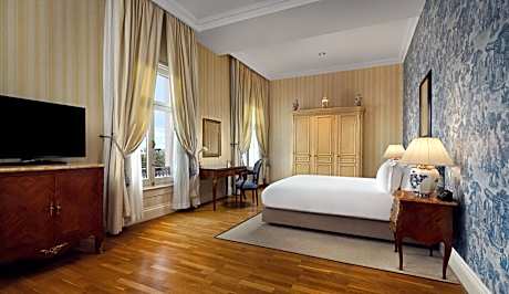 Junior King Suite with River View
