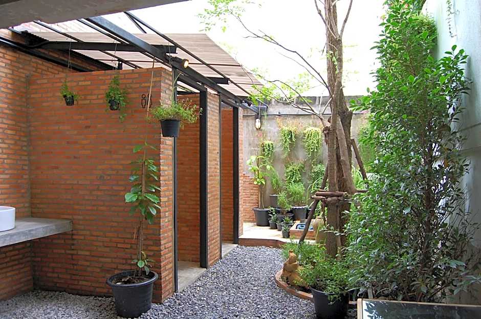 UdonBackpackers Beds and cafe