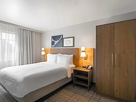 Queen Suite with Roll-In Shower - Disability Access