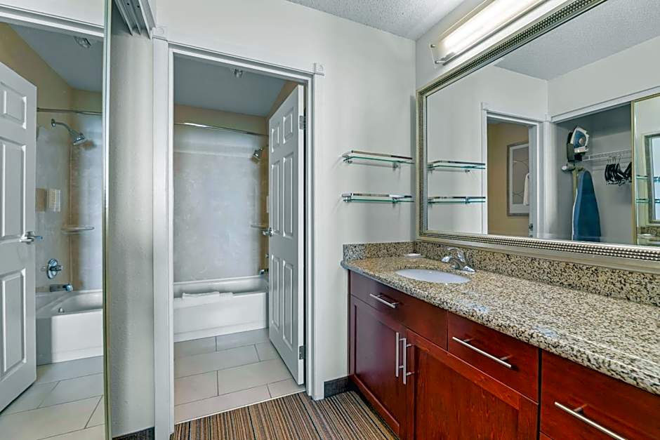 MainStay Suites Appleton Airport - Fox River Mall Area