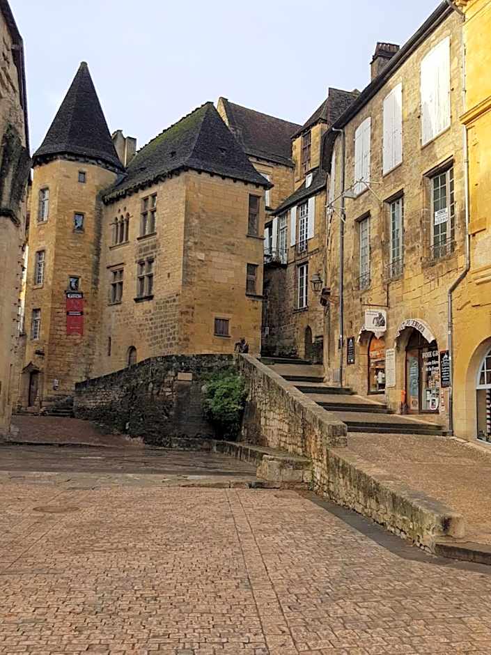 Hôtel Grand Confort Le Moulin Rouge