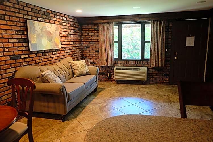 Chalet Inn & Suites