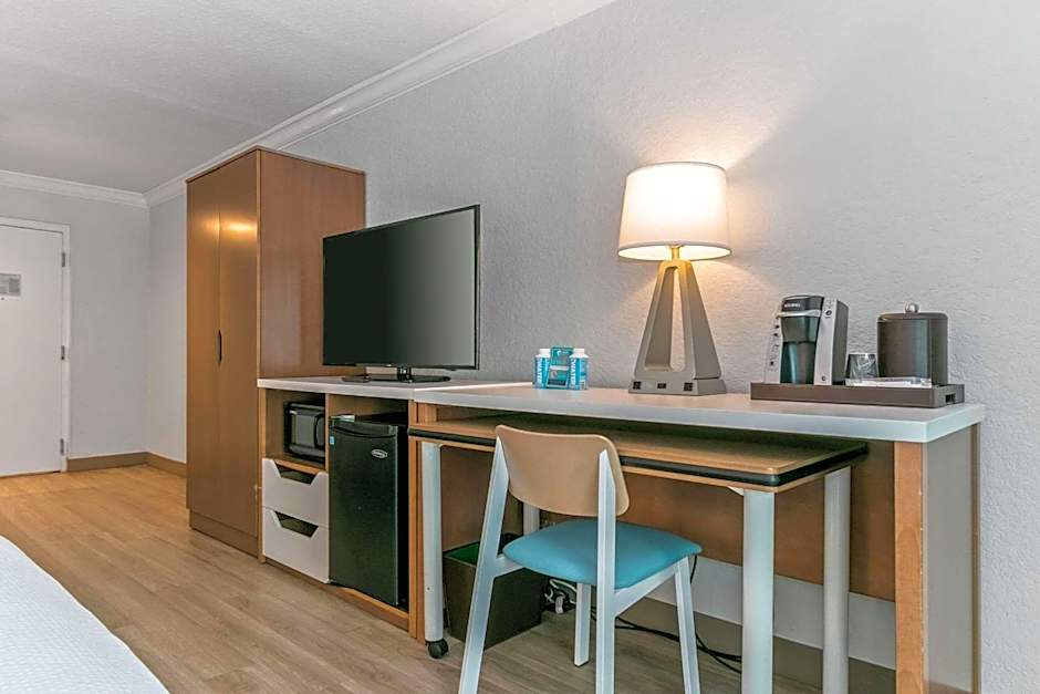 Winter the Dolphin's Beach Club, Ascend Hotel Collection