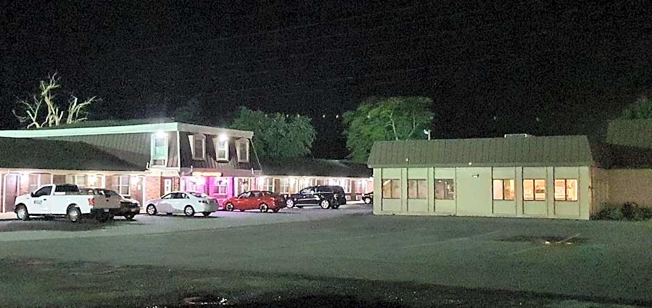 Country Club Inn & Suites