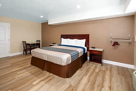 1 King Bed, Mobility/Hearing Impaired Access Room, Roll-In Shower, Non-Smoking