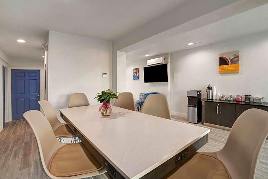 Motel 6 Bellville, OH