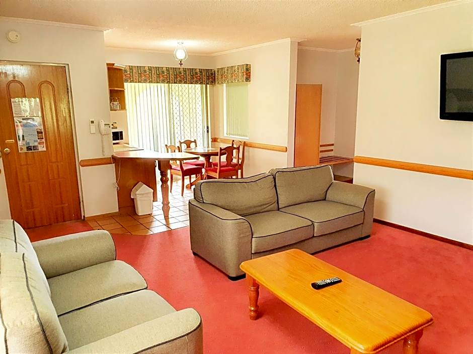 McNevins Warwick Motel