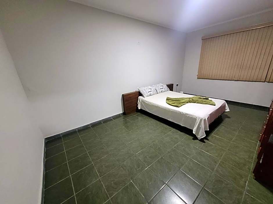 Casa com dois quartos,dois banheiros,sendo uma suíte,sala de estar cozinha e garagem