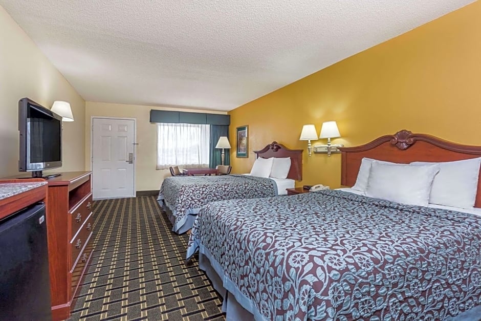 Days Inn & Suites by Wyndham Warner Robins Near Robins AFB