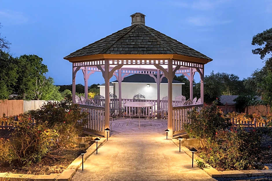 Days Inn by Wyndham Suites Fredericksburg