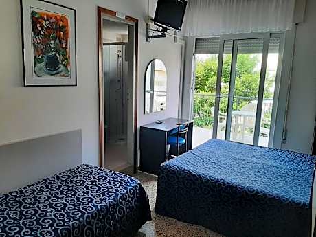 Deluxe Room (2 Adults + 1 Child)