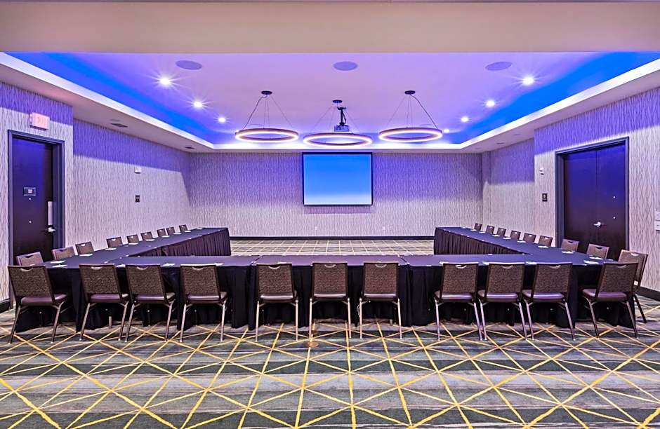 Holiday Inn and Suites McKinney - Allen By IHG