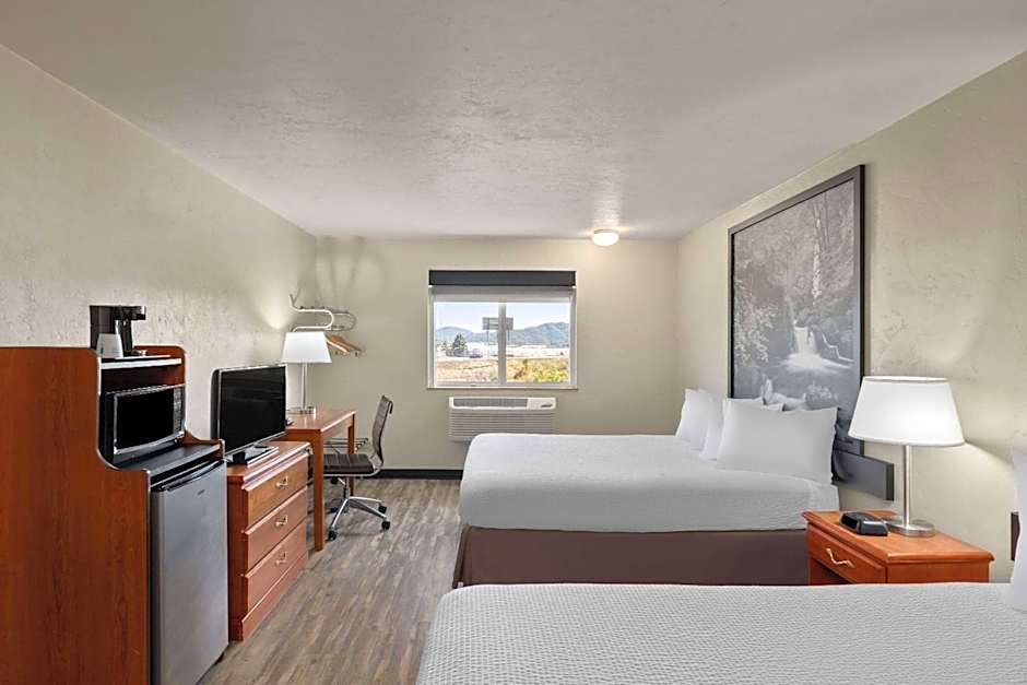 Super 8 by Wyndham Roseburg