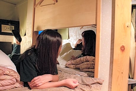 2 Bunk Beds in Mixed Dormitory Room