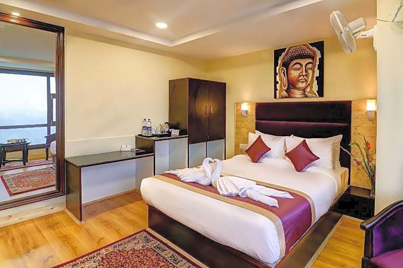 Sumitel Hotel 500 meters from Mall Road