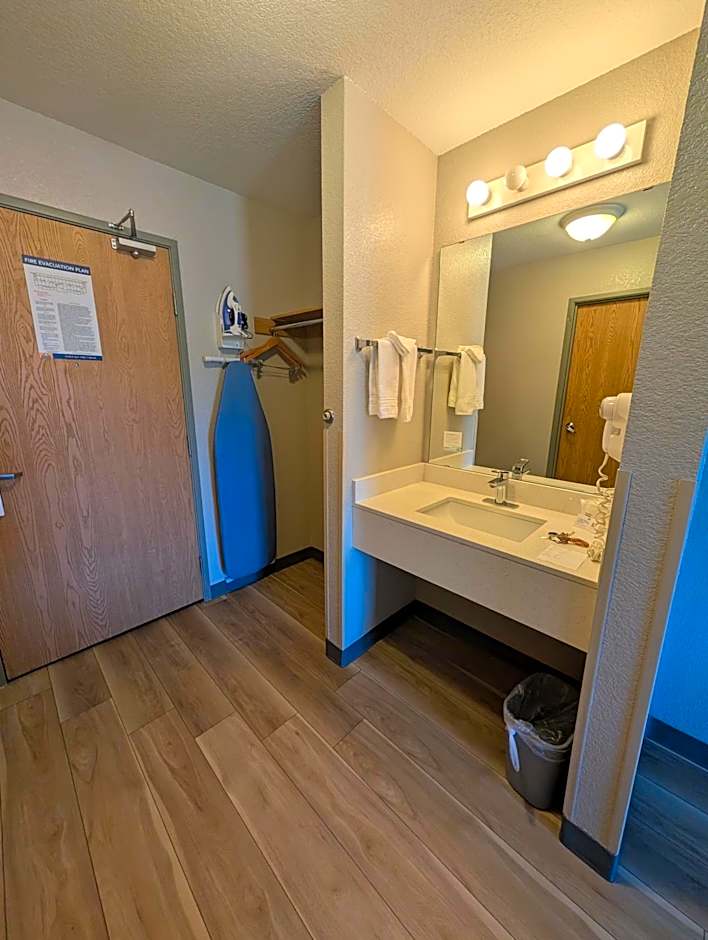 Days Inn & Suites by Wyndham Castle Rock