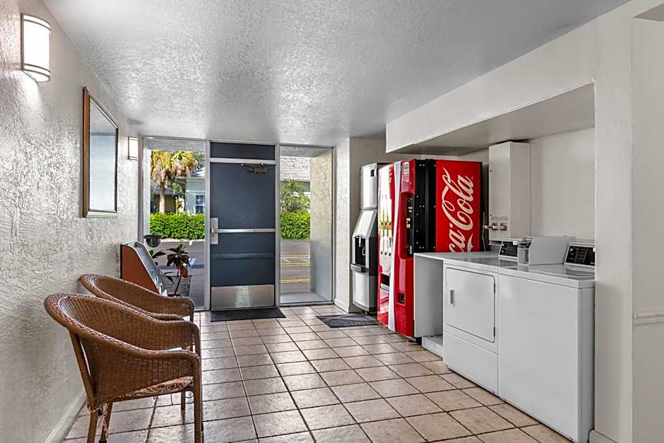 Howard Johnson by Wyndham Vero Beach / Downtown