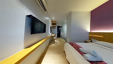 Deluxe Queen Room with Window