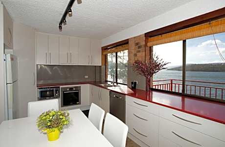 Pontis Lodge Waterfront Apartment