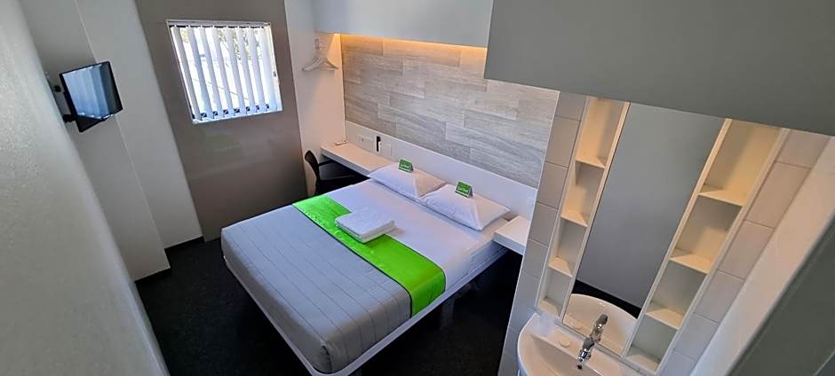 Check Inn Hotel
