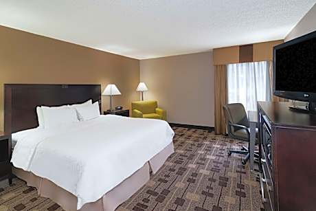 1 King Mobility Access Roll In Shower Nosmok Microwv/fridge/hdtv/work Area Free Wi-fi/hot Breakfast