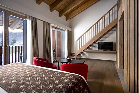 Deluxe Suite - split level