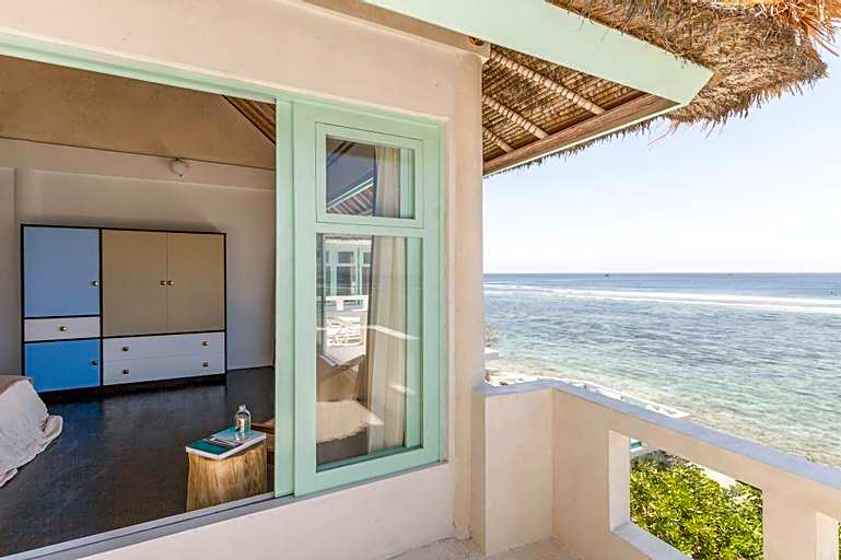 The Rocks - 6BR Beachfront Villa, Surf-in Location