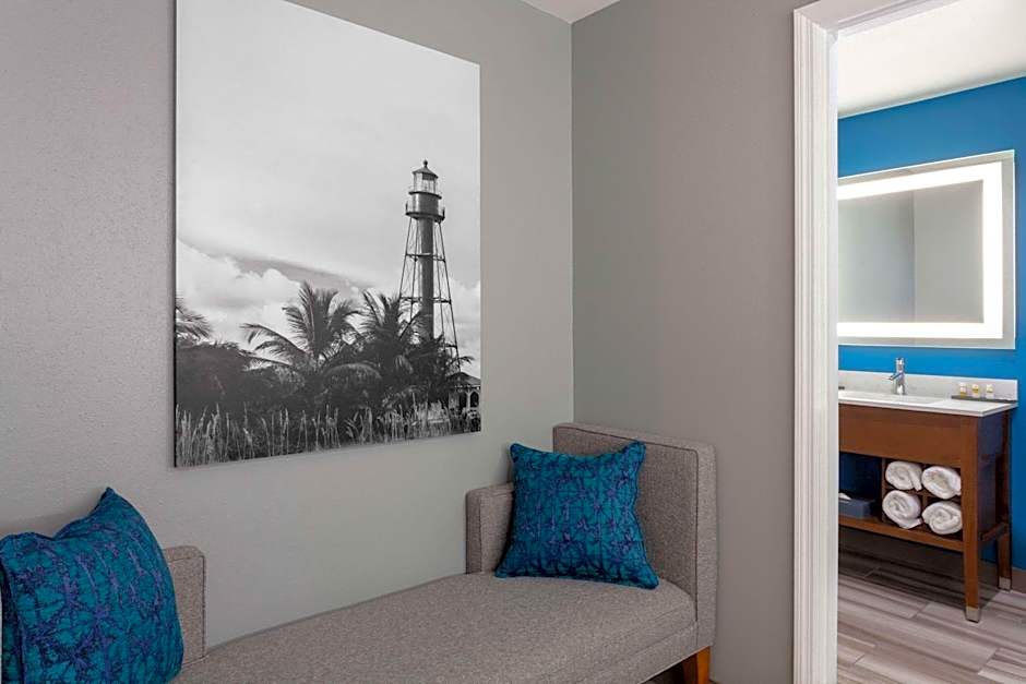 La Quinta Inn & Suites by Wyndham Ft. Myers Sanibel Gateway